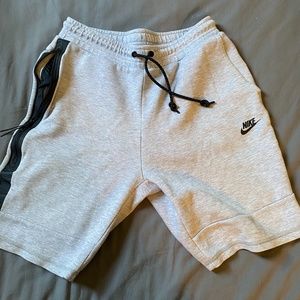 Nike French Terry Low-Cut Short Size M